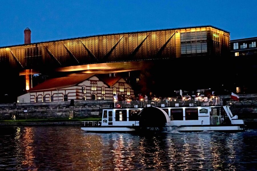 Krakow: 1-Hour Evening Vistula River Cruise - Bridges, Cricoteka, and the southern bank