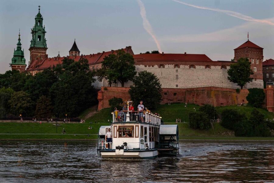 Krakow: 1-Hour Evening Vistula River Cruise - The first view: Wawel Castle from the river