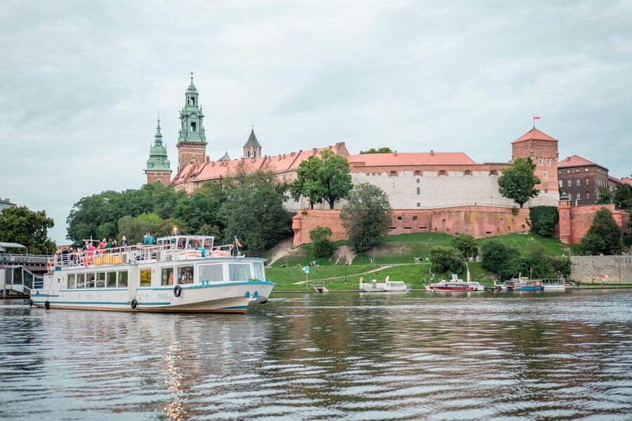 Kraków: Evening or Night River Cruise - Cold weather, fog, and crowding