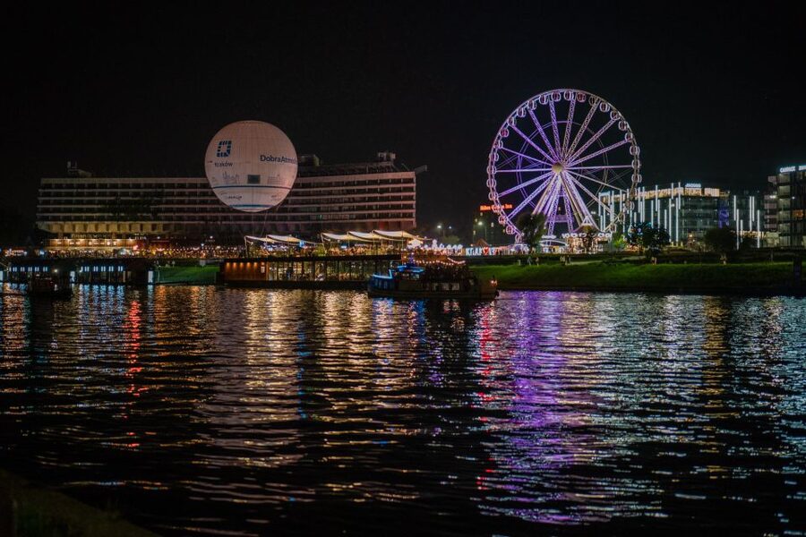 Kraków: Evening or Night River Cruise - Choosing the right deck and the right seat
