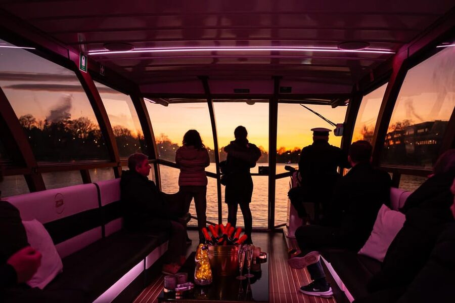 Krakow: Sightseeing Cruise on Vistula River with Audio Guide - Kazimierz, Ghetto Heroes Square, and Podgórze