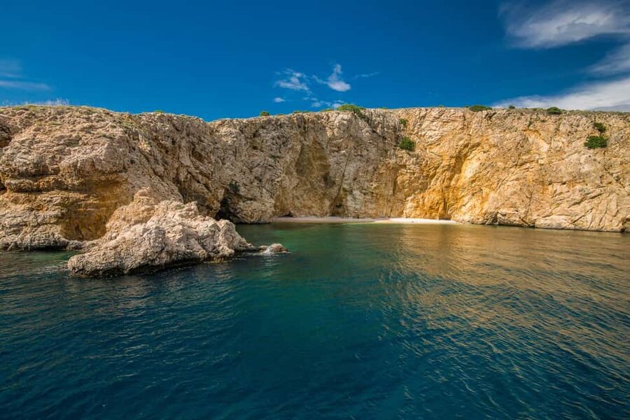 Krk: Golden Beach and Blue Cave Cruise with Welcome Drink - Krk harbor to Plavnik Island