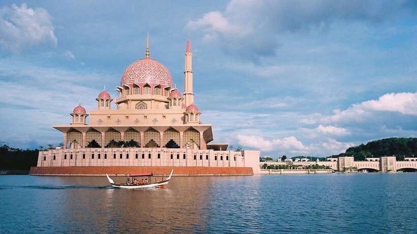 Kuala Lumpur: Putrajaya Tour with Traditional Boat Cruise - Key points to know before booking