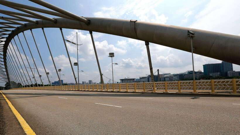 Kuala Lumpur: Putrajaya Tour with Traditional Boat Cruise - Putra Square introduces the city’s formal side