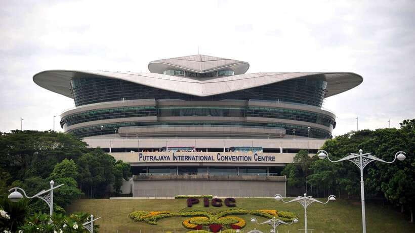 Kuala Lumpur: Putrajaya Tour with Traditional Boat Cruise - The traditional boat cruise across Putrajaya Lake