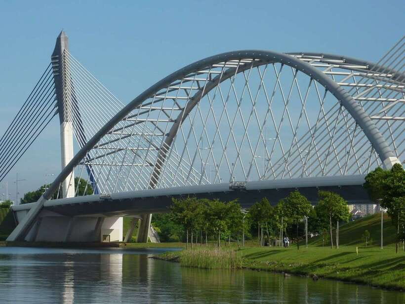 Kuala Lumpur: Putrajaya Tour with Traditional Boat Cruise - Palace of Justice and Malaysia’s government quarter
