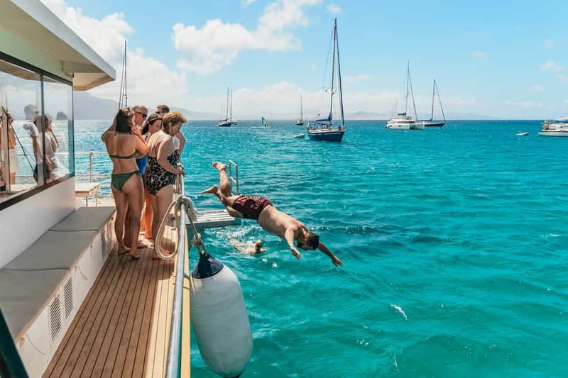 La Graciosa: Island Cruise with Lunch and Water Activities - Swimming and kayaking near French Beach