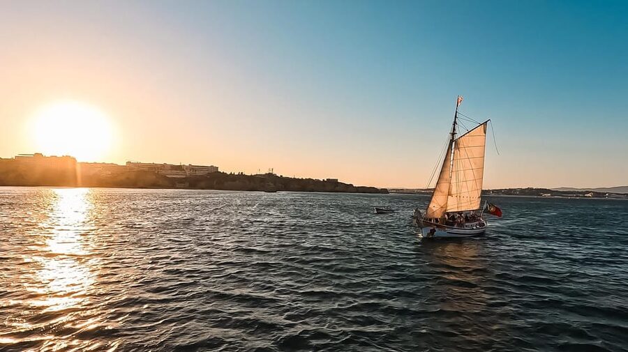 Lagos: Sunset Sail aboard a Traditional Boat with Prosecco - Crew Service and Language
