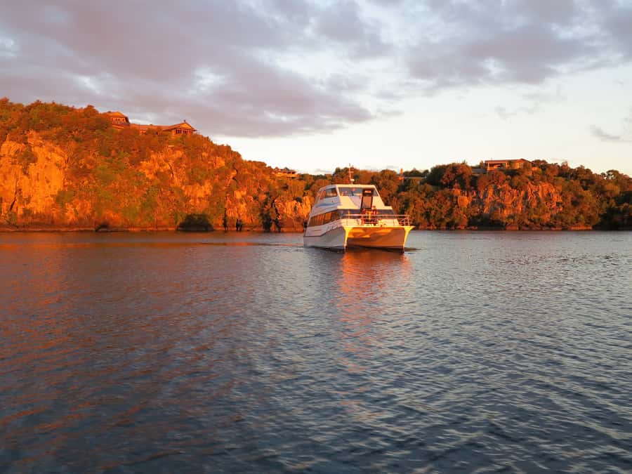 Lake Taupo: 1.5-Hour Maori Rock Carvings 5:00 PM Cruise - Comfort, Crew, and Family Appeal