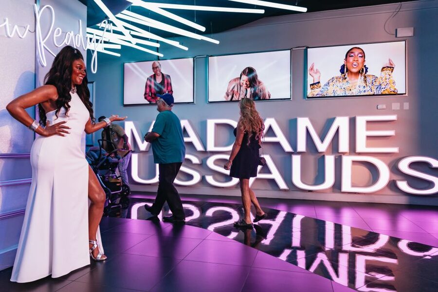 Las Vegas: Entry to Madame Tussauds with a Gondola Cruise - Crossing to the Venetian gondola