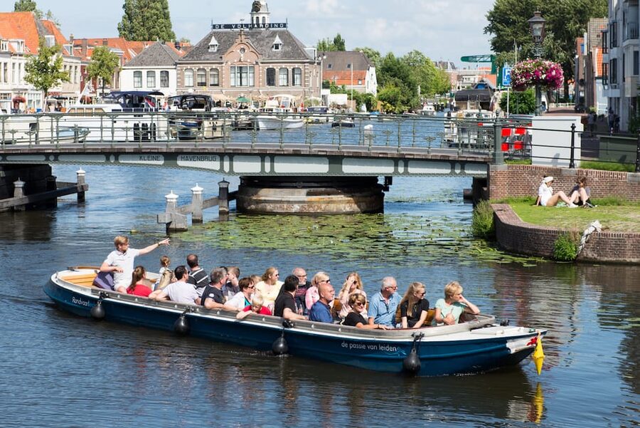 Leiden: Guided City Canal Cruise - Hortus Botanicus and Museum De Lakenhal from the canal
