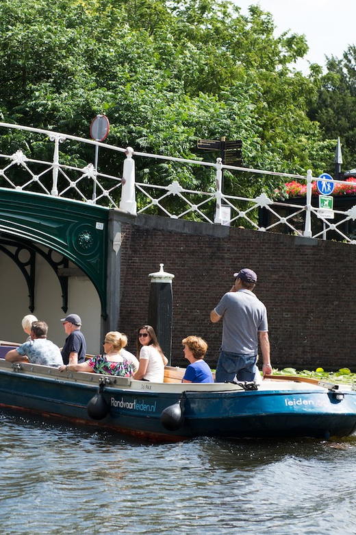 Leiden: Guided City Canal Cruise - The captain’s commentary in Dutch and English