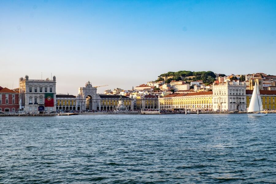 Lisbon: 1 or 2-Hour Cruise along the Tagus River - Drinks, music, and the real comfort level