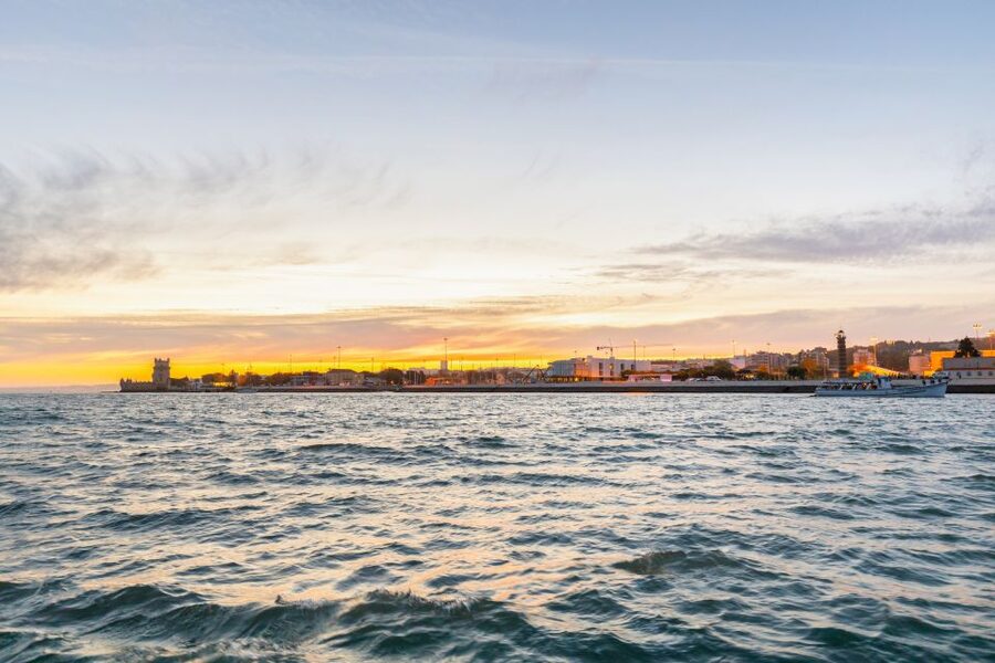 Lisbon: Sailing Tour on the Tagus River - Sailing beneath the 25 de Abril Bridge