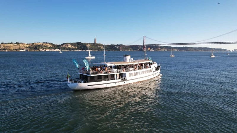 Lisbon: Sunset Boat Tour with Music and Drinks - Cais do Sodré to Commerce Square: Lisbon opens up