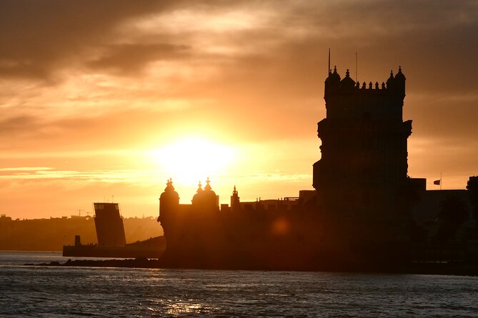Lisbon: Sunset Catamaran Boat Tour with Music and Drinks - A sunset cruise built around the view
