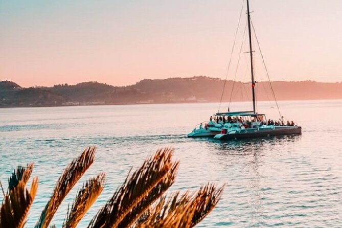 Lisbon: Sunset Catamaran Boat Tour with Music and Drinks - The welcome drink and onboard bar