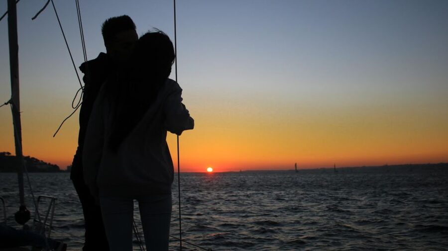 Lisbon: Sunset Cruise with Drinks - Alfama, São Jorge Castle, and Christ the King