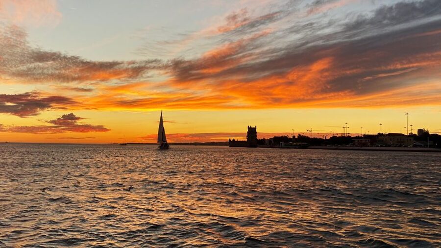 Lisbon: Sunset Cruise with Drinks - Drinks, snacks, blankets, and the feel on board