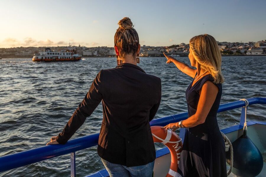 Lisbon: Sunset Cruise with Live DJ and Drinks - Why this Lisbon sunset cruise works