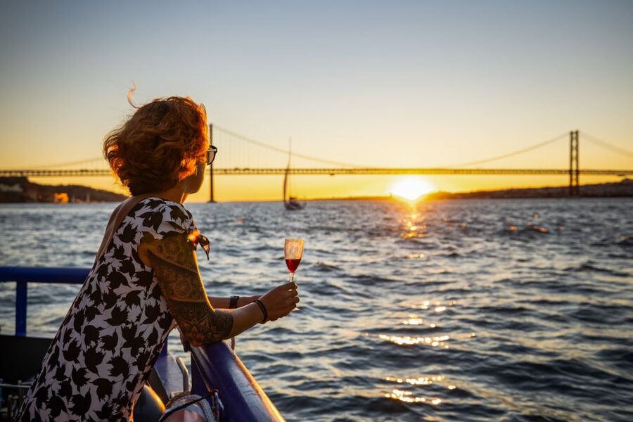 Lisbon: Sunset Cruise with Live DJ and Drinks - Cristo Rei and Cacilhas from the water