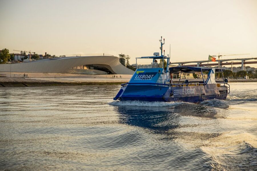 Lisbon: Sunset Cruise with Live DJ and Drinks - Starting at Ribeira das Naus