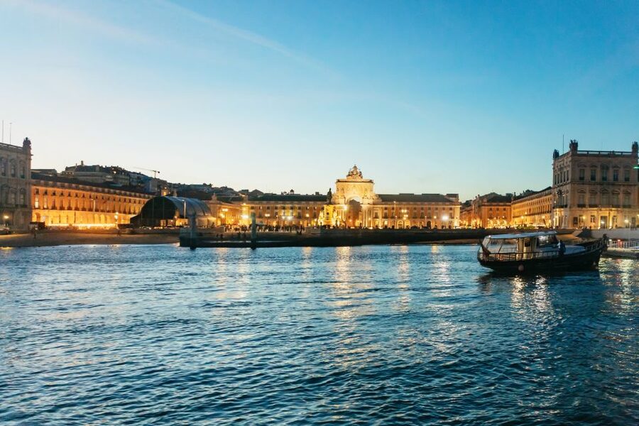 Lisbon: Sunset Cruise with Welcome Drink and Snacks - Drinks, snacks, and the onboard atmosphere