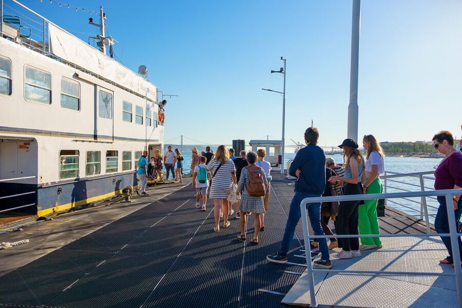 Lisbon: Tagus River Cruise with Welcome Drink - Choosing the best seat and departure time