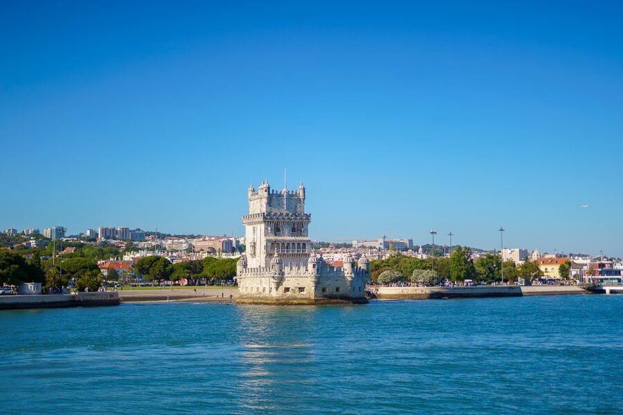 Lisbon: Tagus River Cruise with Welcome Drink - Commerce Square and Alfama from the water