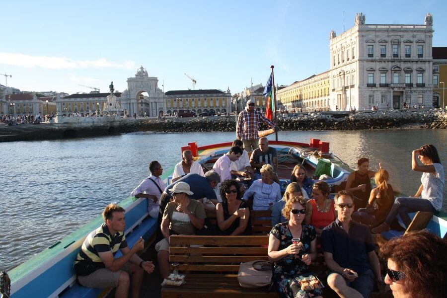 Lisbon: Tagus River Express Cruise in a Traditional Vessel - Turning toward the middle of the Tagus