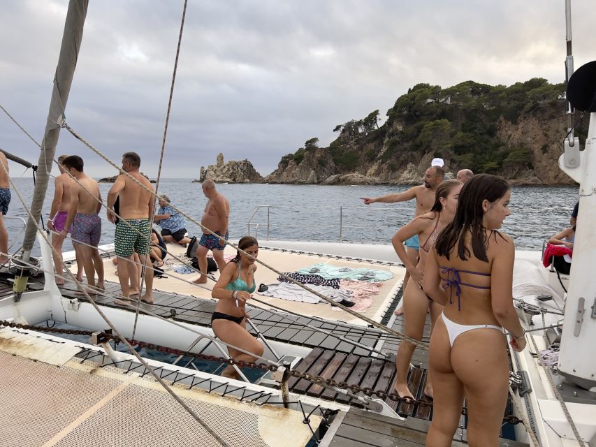 Lloret de Mar: Sunset Catamaran Cruise with DJ and Drinks - Two hours along the Costa Brava shore