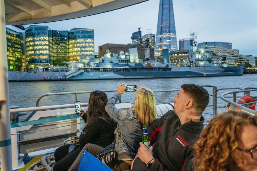London: Ghost Walk and River Thames Boat Ride - Meeting the guide beside Diana