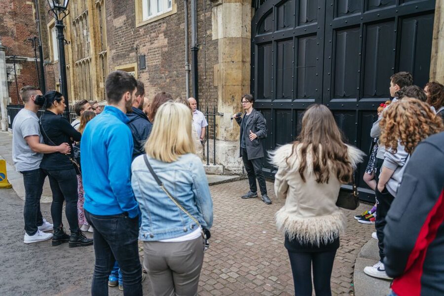 London: Ghost Walk and River Thames Boat Ride - What the guide adds to the experience