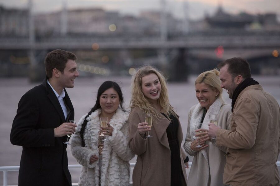 London: River Thames Evening Cruise with Bubbly and Canapés - Canary Wharf and the changing light