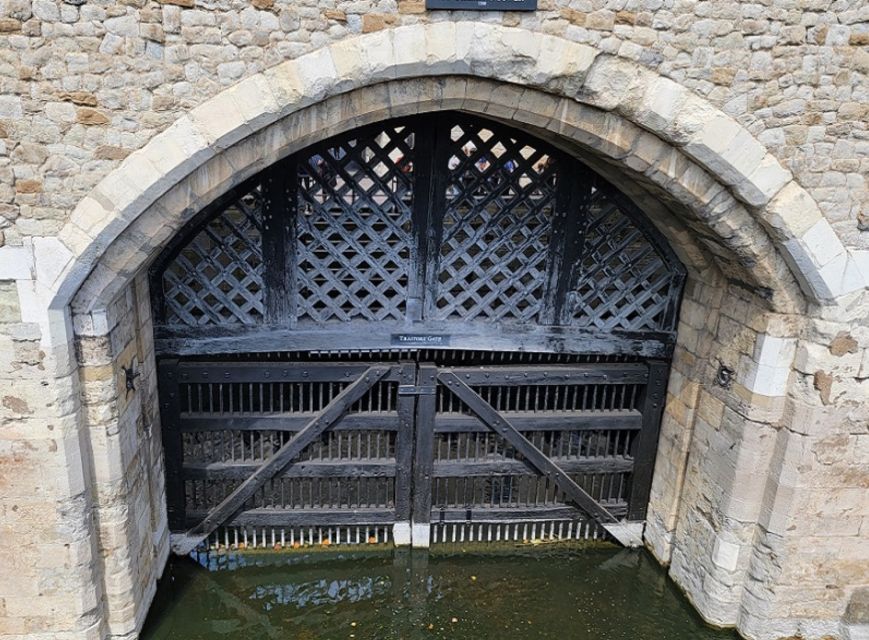 London: Tower of London Guided Tour with Boat Ride - Inside the Inner Ward and Outer Ward