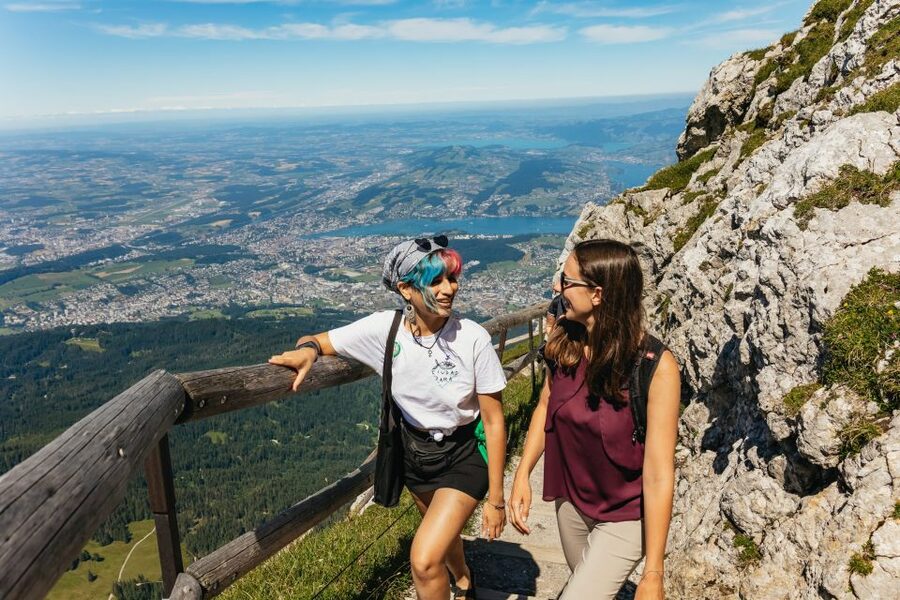 Lucerne: Mt. Pilatus Cable Car, Cogwheel Train & Lake Cruise - How much help does the guide provide?