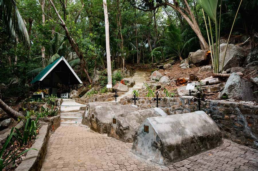 Mahé: Saint-Anne Marine Park and Moyenne Island Cruise - Pickup points and the seven-hour schedule