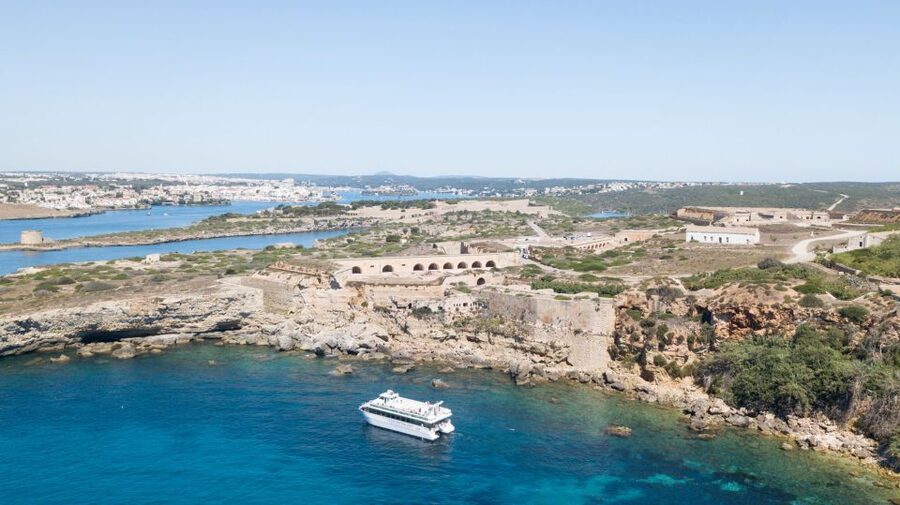 Mahon: Harbor Boat Tour with Underwater Viewing & Commentary - Returning past San Felipe Castle and Es Castell