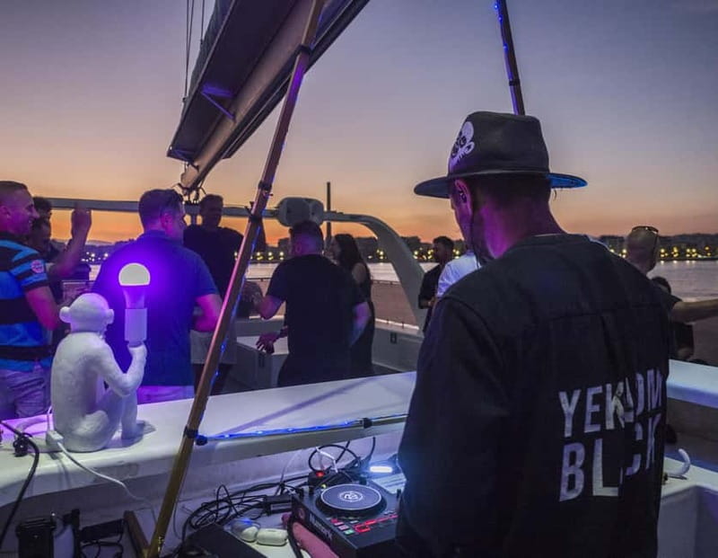 Malaga: Catamaran Sunset or Night Cruise w/ Live DJ & Drink - Choosing your place on the catamaran