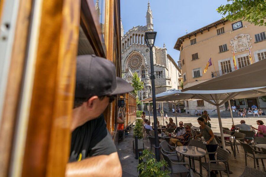 Mallorca: Island Tour with Boat, Tram & Train from the South - Guides, languages, and group rhythm