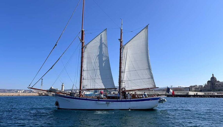 Marseille: Calanques Sailing Cruise with Lunch and Wine - Sailing the Riou archipelago when the wind cooperates