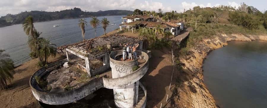Medellin: Guatapé Day Trip & Boat to Pablo Escobar's Estate - Crossing the Peñol-Guatapé reservoir