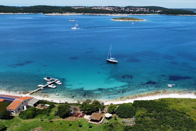 Medulin -Kamenjak 5h boat trip with lunch & drinks on Sandra Boat - Lunch on board near Kamenjak