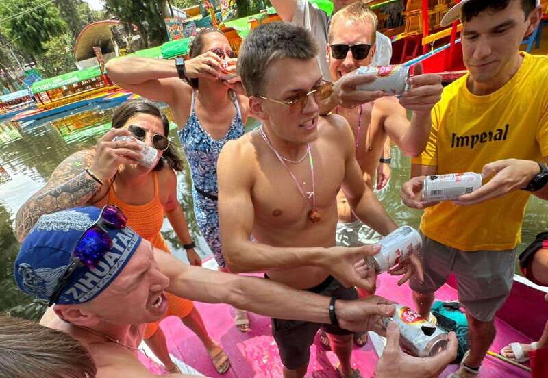 Mexico City: Xochimilco Boat Party with Unlimited Drinks - The food stop on a chinampa