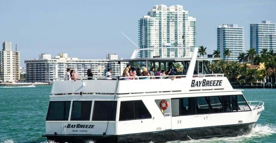 Miami: Biscayne Bay Millionaire's Homes Sightseeing Cruise - Boarding the comfortable sightseeing yacht