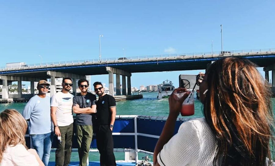 Miami: Biscayne Bay Millionaire's Homes Sightseeing Cruise - What the guides add to the experience