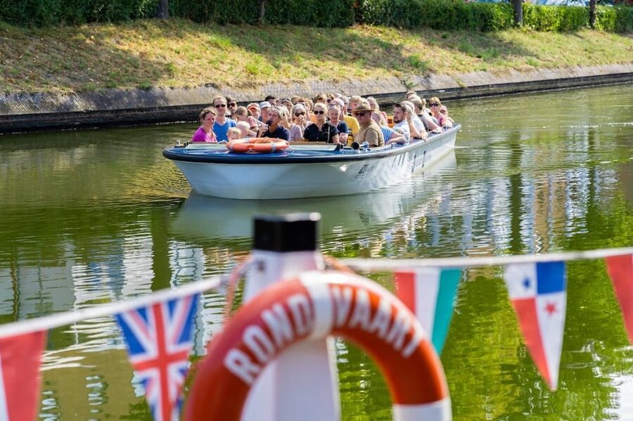 Middelburg: City Canal Cruise - Seeing Middelburg’s VOC past from the canal