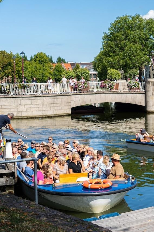 Middelburg: City Canal Cruise - What the guide adds to the ride