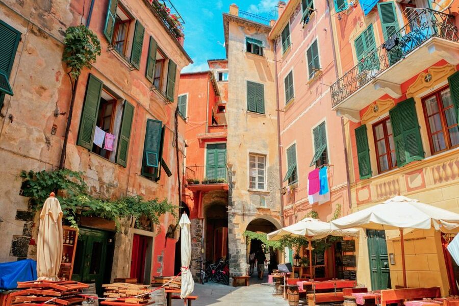 Milan: Cinque Terre Full-Day Guided Trip With Cruise - Manarola: steep streets and a short visit