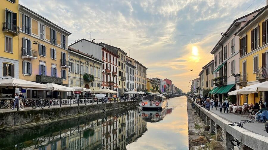 Milan: Navigli District Canal Boat Tour with Aperitivo - Boarding, drinks, and the Milanese aperitivo